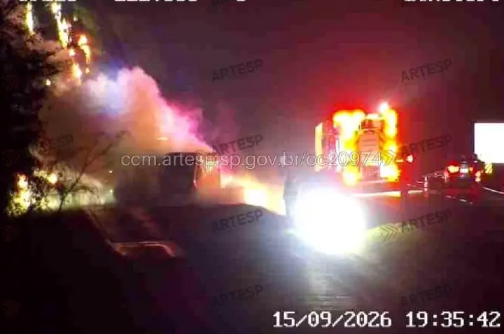 Bauru-Jaú: van pega fogo após batida e rodovia é bloqueada; VÍDEO