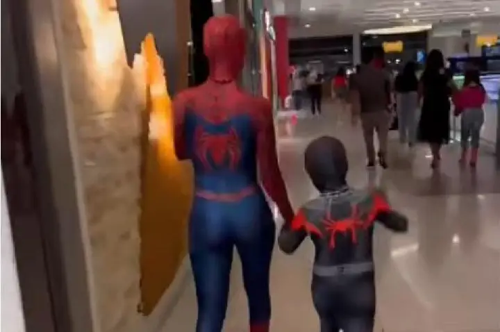 Bauru: 'mãe-aranha' vai ao cinema fantasiada e viraliza; ASSISTA