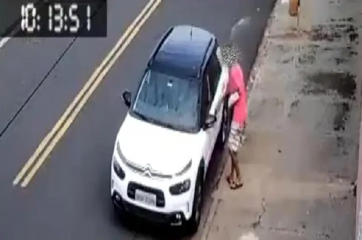 Bauru: vídeo flagra homem tentando abrir carro estacionado; VEJA