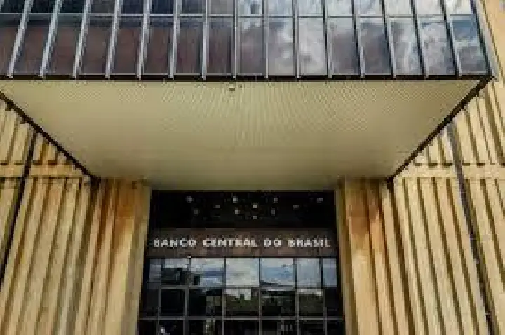 BC acompanha tarifaço e vê juro alto por tempo 'prolongado'