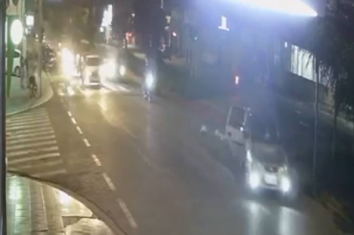 Bebê de 2 anos cai de carro em movimento em avenida; VÍDEO