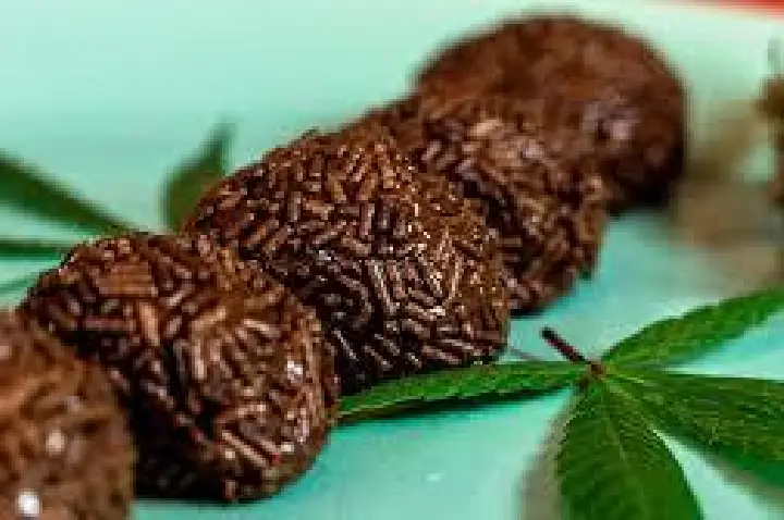 Bebê vai para o hospital após comer brigadeiro de maconha da mãe