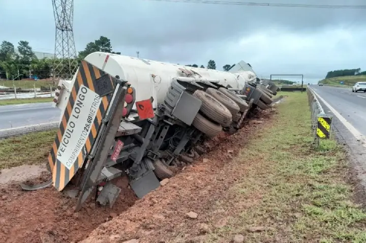 Bitrem tombado em Bauru está com óleo diesel e aguarda transbordo