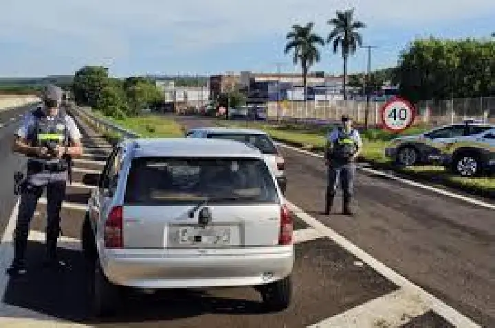Blitz na Bauru-Jaú aplica 40 multas por veículos irregulares