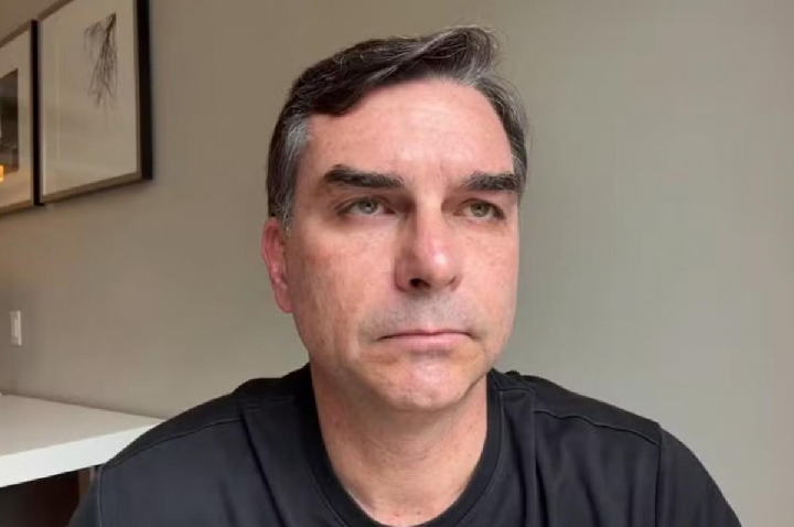 Bolsonaristas abrem fogo amigo e criticam pré-campanha de Flávio