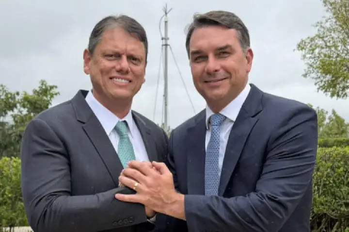 Bolsonaristas veem Tarcísio longe e querem apoio maior a Flávio