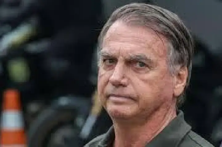 Bolsonaro passa por nova cirurgia para tratar crise de soluços