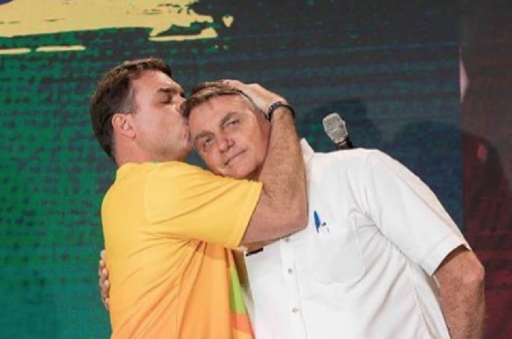 Bolsonaro pede a Moraes autorização para receber visita de Flávio