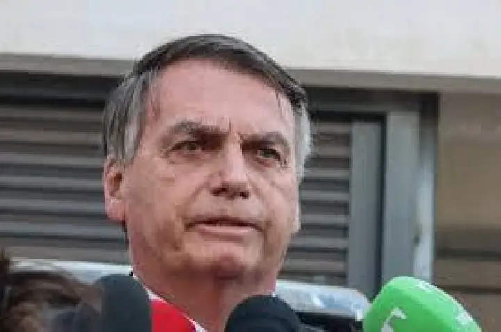 Bolsonaro, que recebe pastores, solicita visita de padre católico