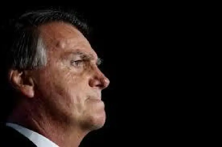 Bolsonaro se exime de culpa e ignora pressão de filho