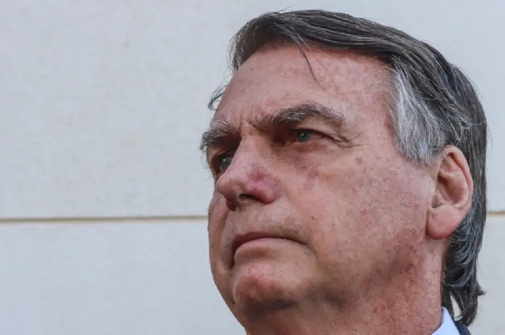Bolsonaro terá alta e deve deixar hospital para prisão domiciliar