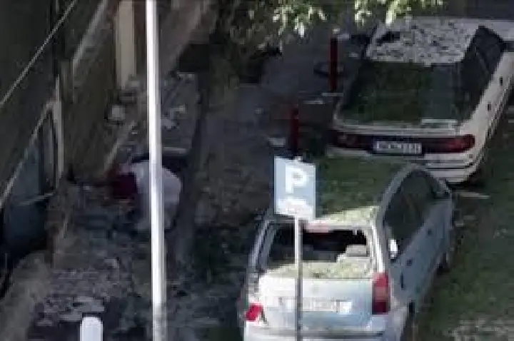 Bomba explode 'antes da hora' nas mãos de mulher e a mata
