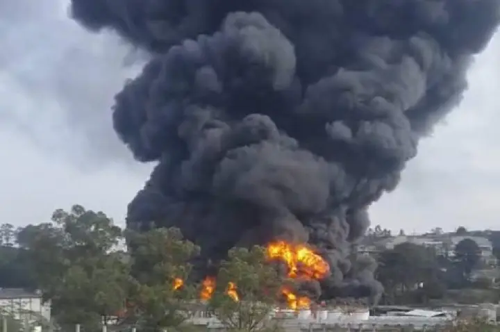 Bombeiros combatem incêndio em indústria em Itaquaquecetuba