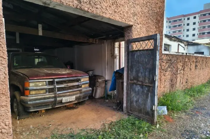 Bombeiros evitam que incêndio atingisse veículo e condomínio