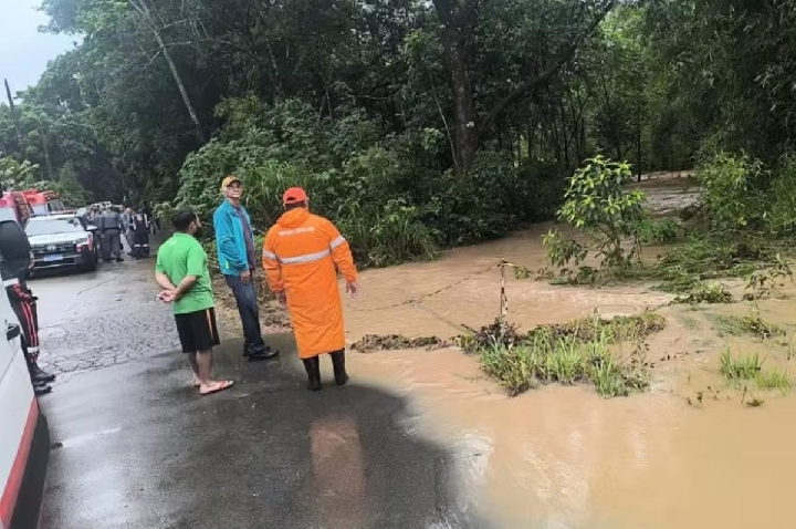 Bombeiros resgatam corpo em carro arrastado pela chuva