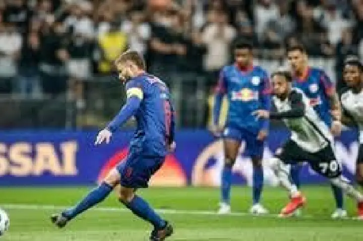 Bragantino faz no fim e vence Corinthians com goleiro herói