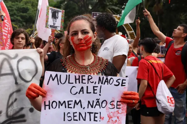 Brasil bate novo recorde de feminicídios, com 4 vítimas por dia