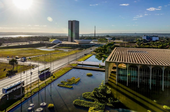 Brasil rebaixa relação com Argentina após novos insultos de Milei