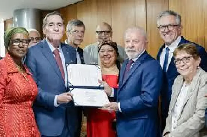 Brasil vira referência mundial ao eliminar HIV de mãe para filho