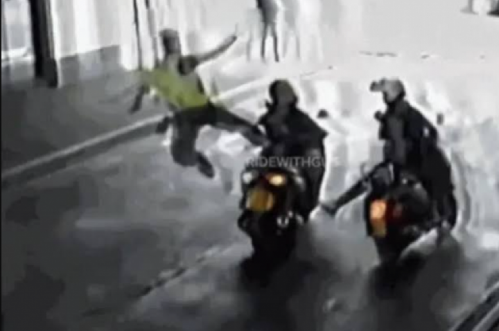 Brasileiro dá 'voadora' e impede roubo de moto em Londres; VÍDEO