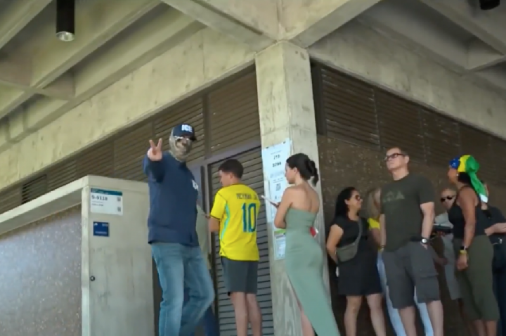 Brasileiro fantasiado de agente do ICE é preso em votação nos EUA