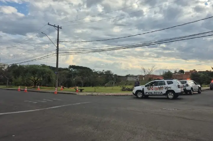 Cabo de alta tensão atinge carro e dois ocupantes ficam 'presos'