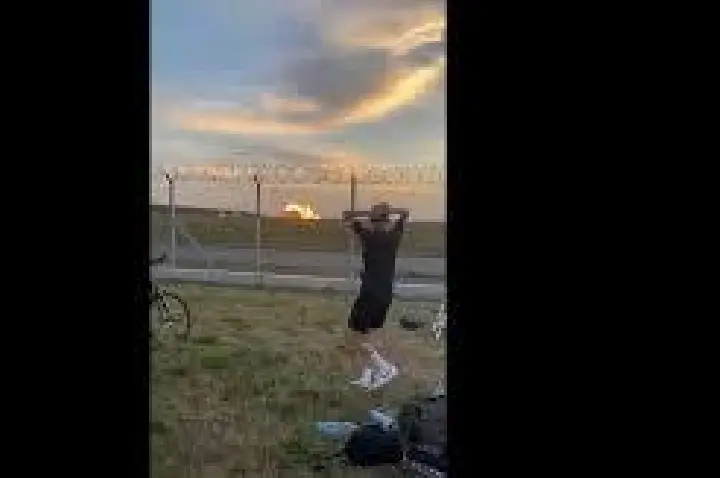 Caça F-16 cai, explode e mata piloto em ensaio para show aéreo