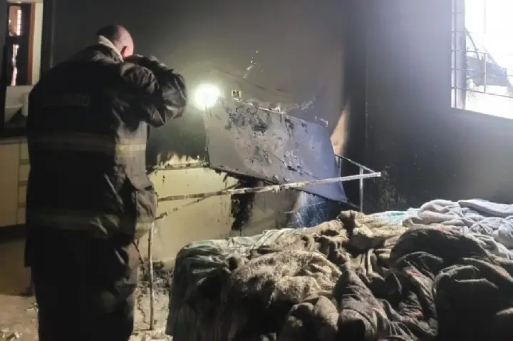 Cachorro é resgatado durante incêndio a residência neste domingo