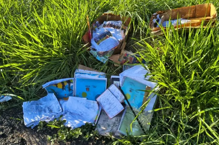Caixa com material escolar é descartada em via pública de Bauru
