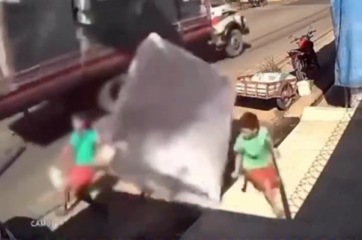Cama box cai de caminhão e acerta mulher em cheio; VÍDEO