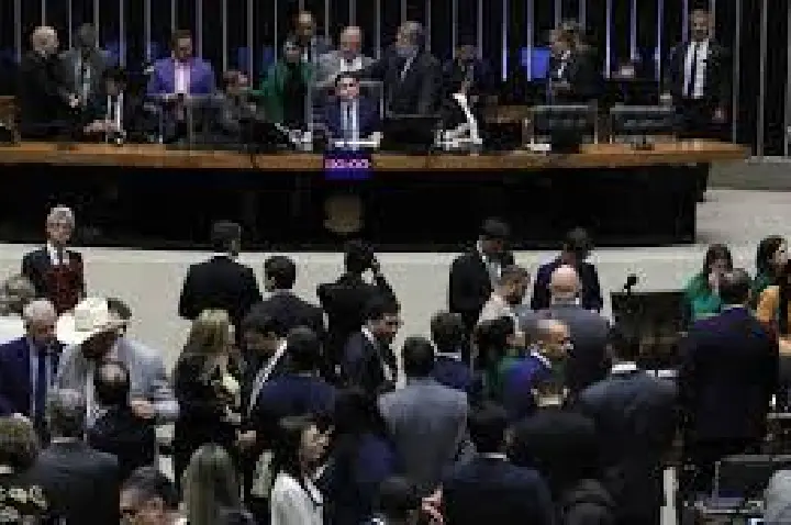 Câmara aprova texto que dificulta denúncia contra parlamentares