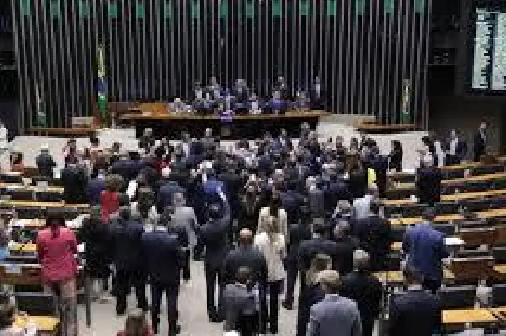 Câmara avança com anistia e decidirá se dá perdão ou reduz penas