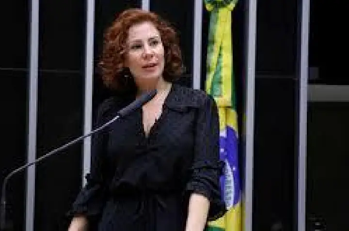 Câmara dos Deputados diz ao STF que suspendeu salário de Zambelli