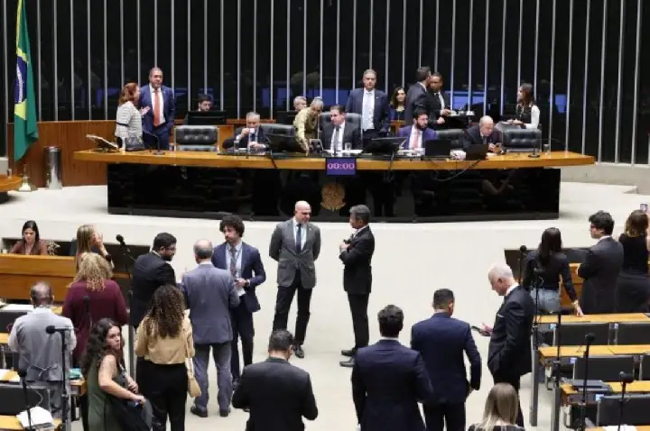 Câmara oculta autoria de R$ 1,3 bilhão em emendas, diz relatório