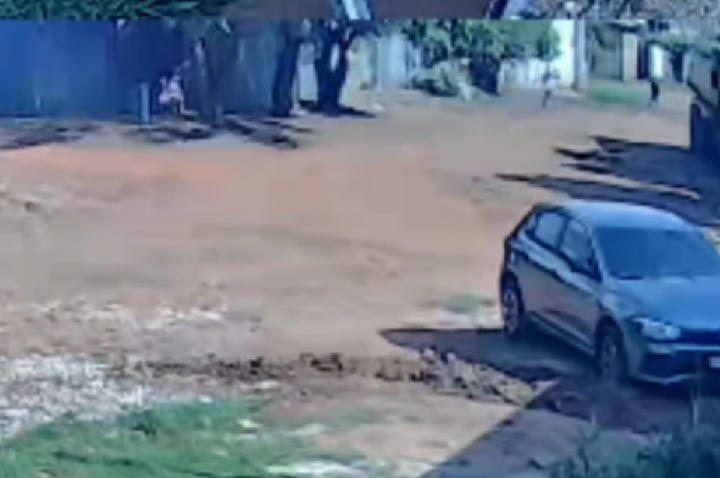 Câmera flagra homem matando colega de trabalho a facada