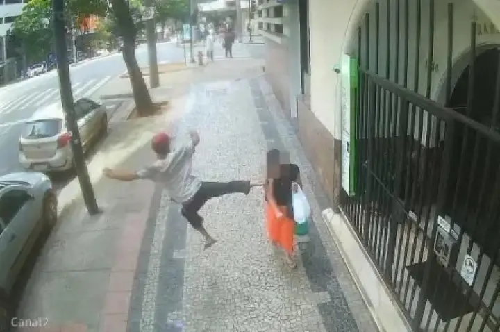 Câmera flagra morador de rua dando voadora em mulher