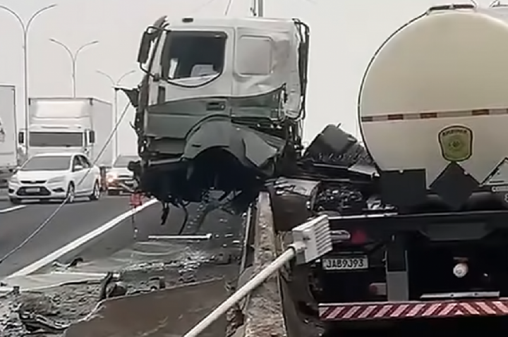Caminhão atinge mureta em cheio e atravessa pista de rodovia
