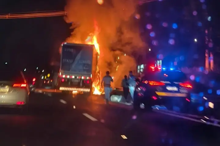 Caminhão bate em ônibus e pega fogo em Pederneiras: VÍDEO