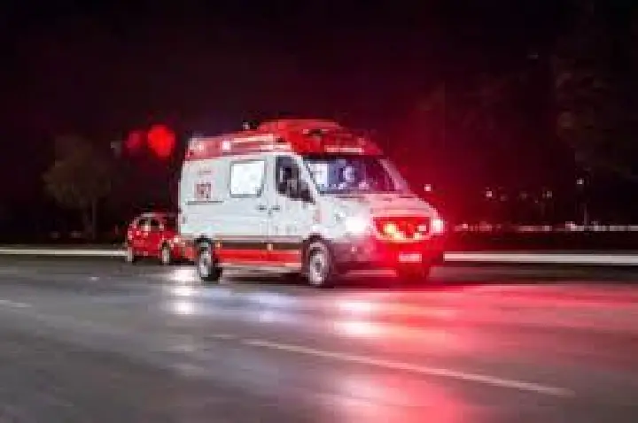 Caminhão cai em ribanceira e deixa um morto e um ferido