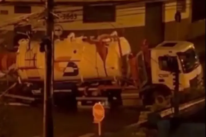 Caminhão da CSB fica preso em buraco de vazamento do DAE; VÍDEO