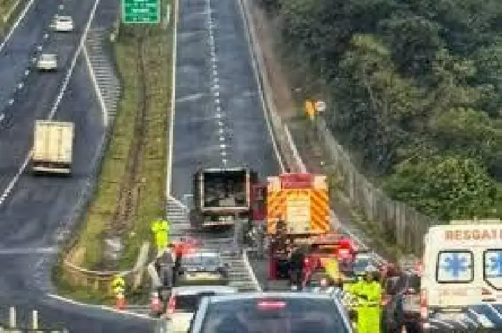 Caminhão de frigorífico é destruído por incêndio em Bauru