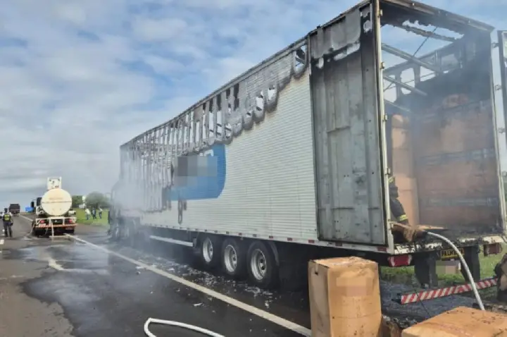 Caminhão é atingido por incêndio na rodovia Marechal Rondon