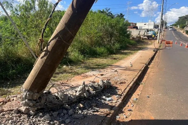 Caminhão perde controle, atinge carro e derruba poste; VÍDEO