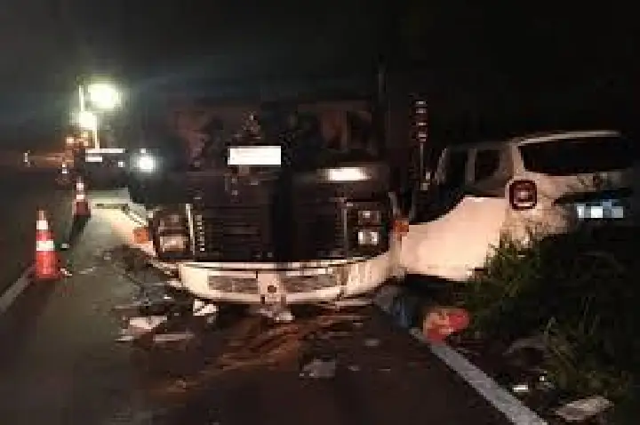 Caminhão perde freio e tomba sobre carro na Marechal Rondon