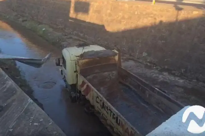 Caminhão perde o freio, atinge veículos e cai em córrego; VÍDEO