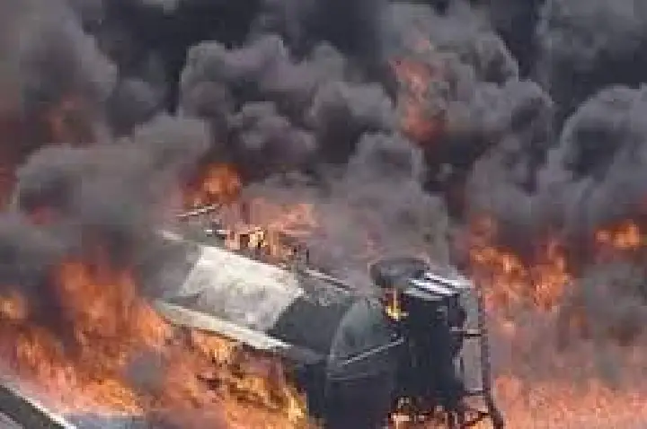 Caminhão-tanque capota, explode e pega fogo na Dutra; VÍDEO