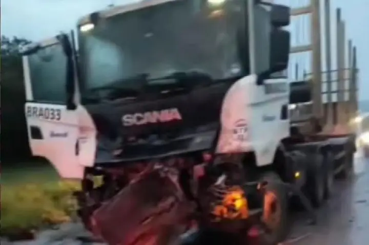 Caminhões colidem na rodovia Marechal Rondon em Agudos