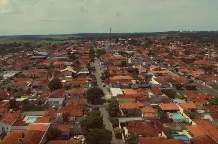 Capotamento em avenida deixa condutor de carro gravemente ferido