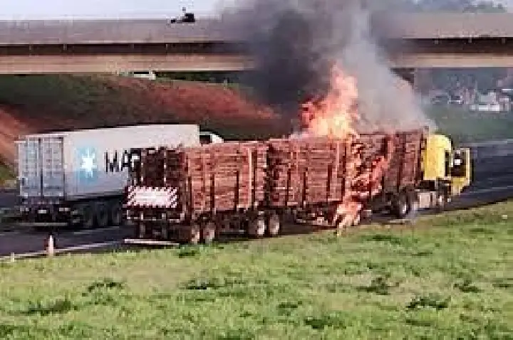 Carga de carreta tritrem pega fogo na Rondon em Bauru; VÍDEO