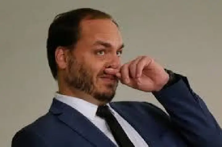 Carlos fala em acordo contra Flávio e expõe racha no bolsonarismo